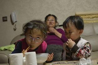 女儿与弟弟吃瓜,女儿与弟弟的欢乐食瓜时光